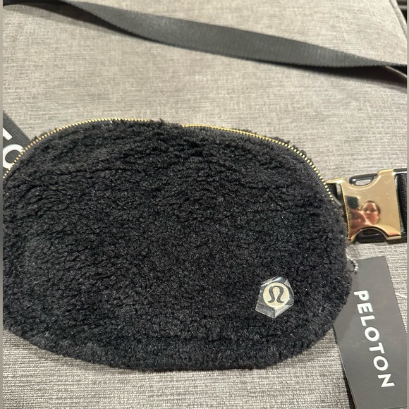 NWT Lululemon Everywhere Belt Bag Fleece Black Peleton - Picture 2 of 4